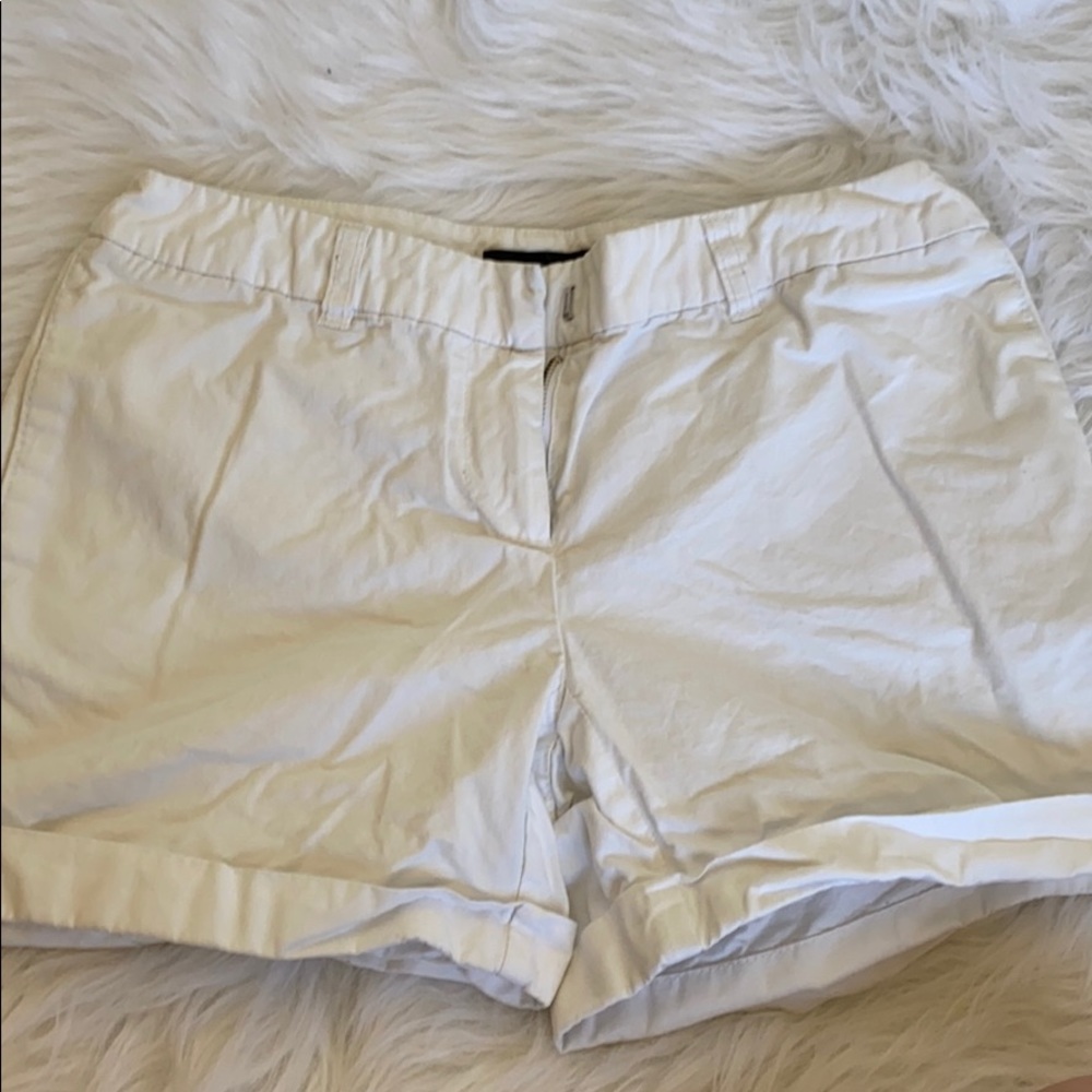 White shorts with cuffed detail